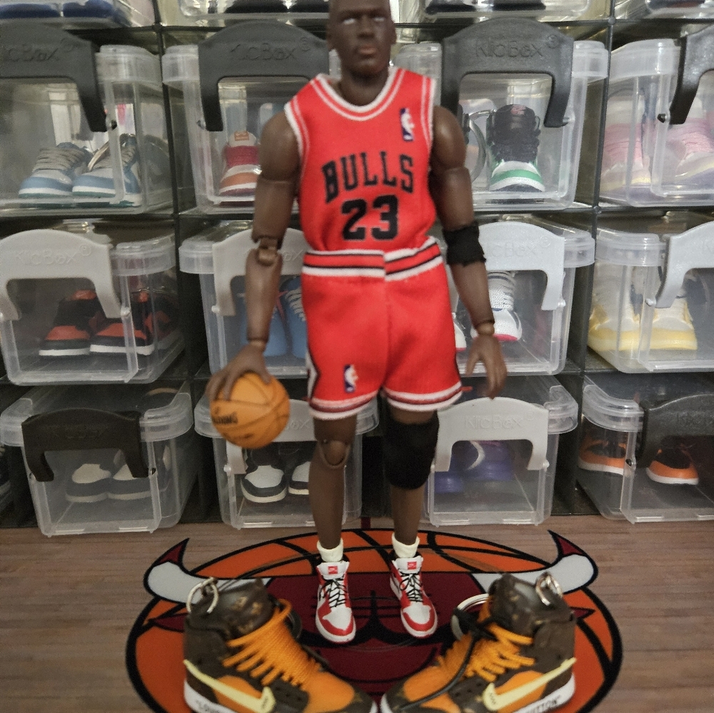 Nike Air Jordan Fashion pair of mini sneakers keychain. - Picture 5 of 8